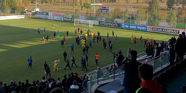 Futboldan men edin şunları! Kavgayı ayıran polislere bakın ne yaptılar