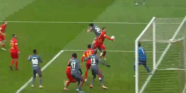 Futbolun futboldan fazlası olduğu pozisyon! Yorumsuz