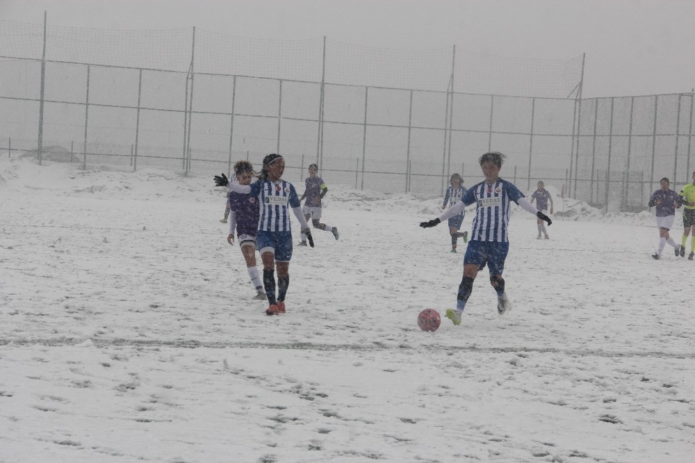 Futbolun sultanları karda mücadele etti 