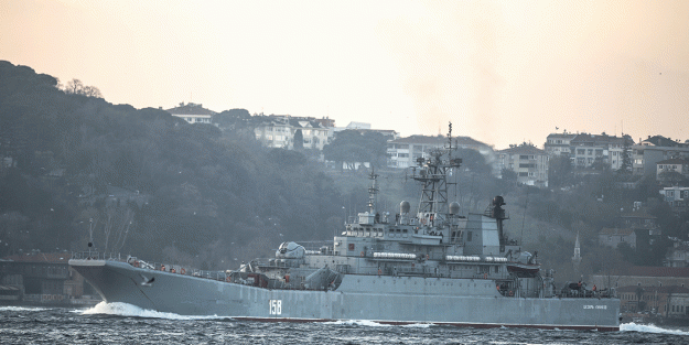 Füze gösteren Rus gemisi bir kez daha Boğaz'dan geçti