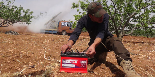 Füzelerle Hama askeri havaalanına saldırdılar