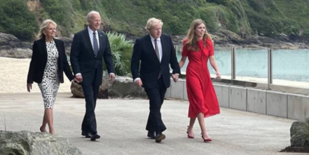 G7'ye damga vuran an! Johnson, Biden'ın eşinin eline uzandı olanlar oldu
