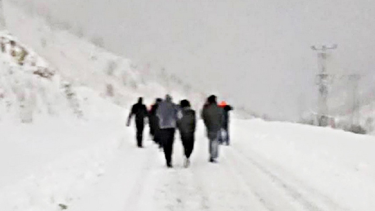 Gabar Dağı beyaza büründü: Tam 200 kişi mahsur kaldı