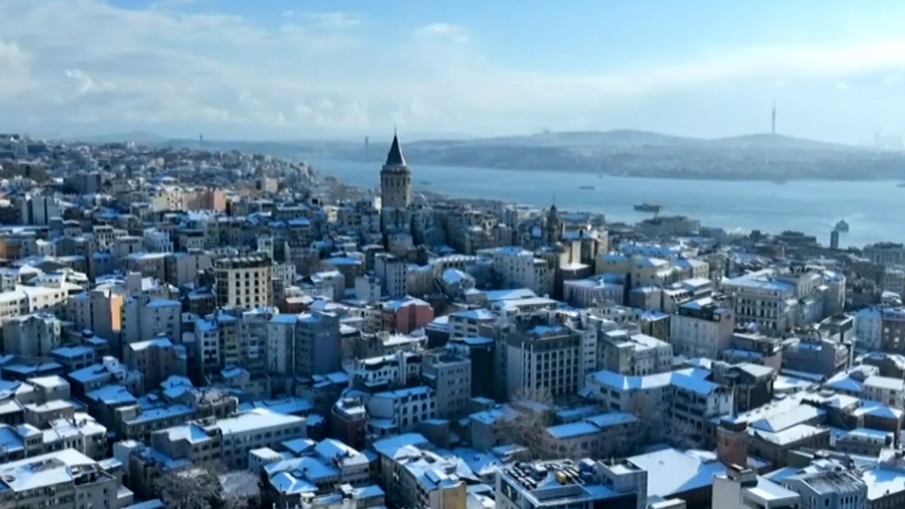 Galata, Karaköy beyaz örtüye büründü