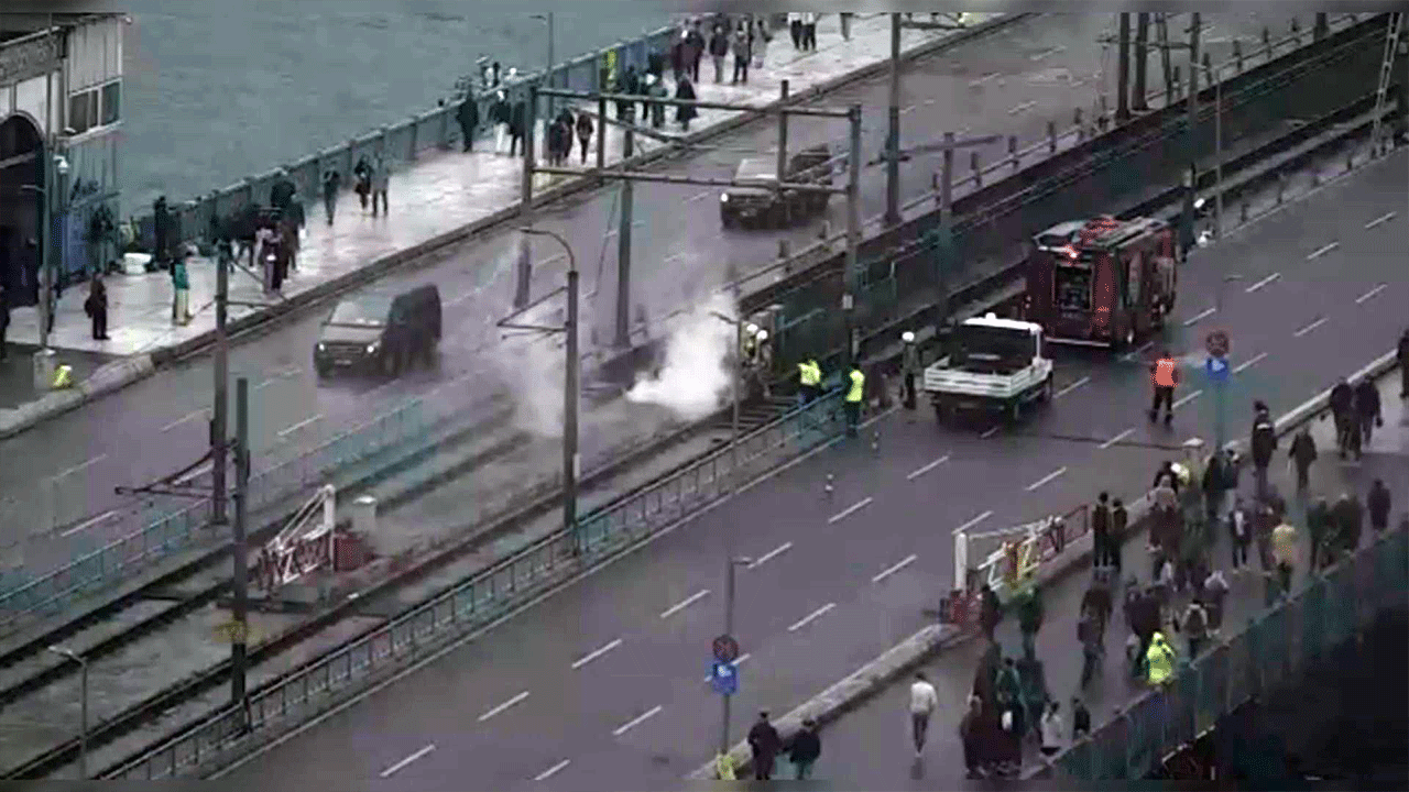 Galata Köprüsü'nde elektrik kutularında yangın çıktı, tramvay seferleri durdu!