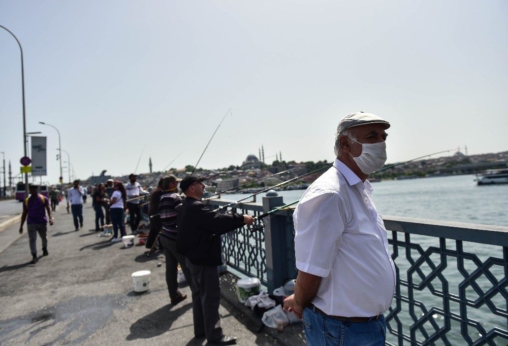 Galata Köprüsü’ndeki olta balıkçıları koronaya aldırmıyor 