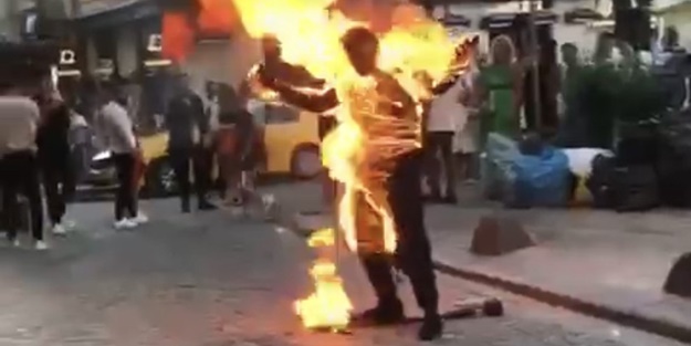 Kendini bir anda ateşe verdi!