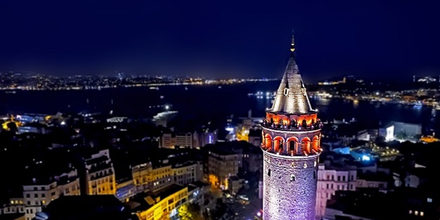Galata Kulesi'nin demir korkulukları rüzgardan zarar gördü