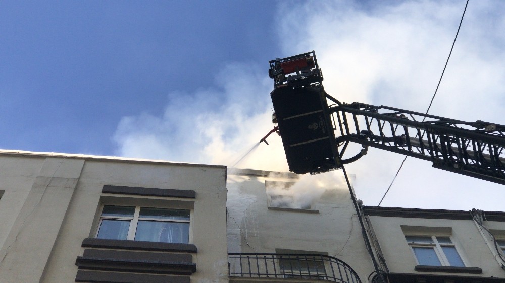 Galata’da korku dolu anlar, patlayan cam aşağıya uçtu 