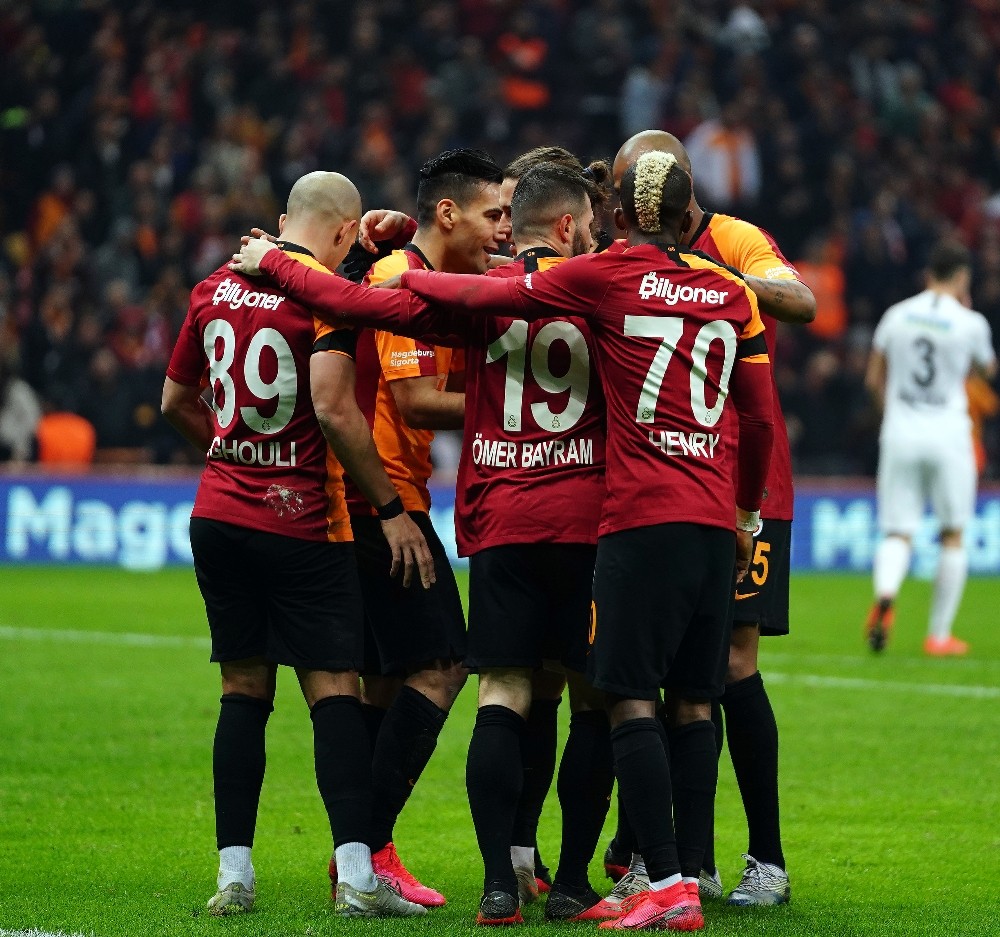 Galatasaray 8’de 8 yaparak şampiyonluk yarışana devam etti 