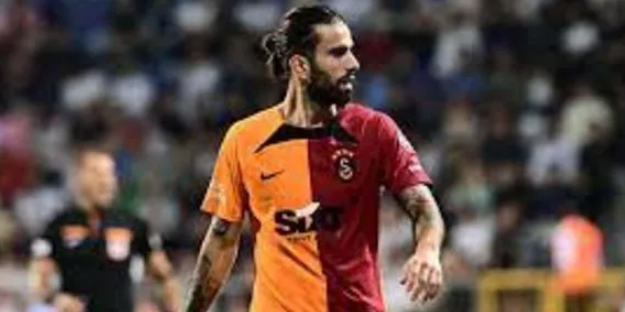 Galatasaray bir yenildi, tüm futbolcular hakeme yüklendi! Herkesi şok edecek detayı paylaştı...