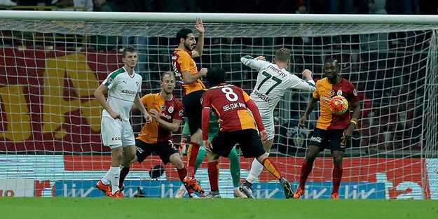 Aslan'dan, Timsah'a pençe