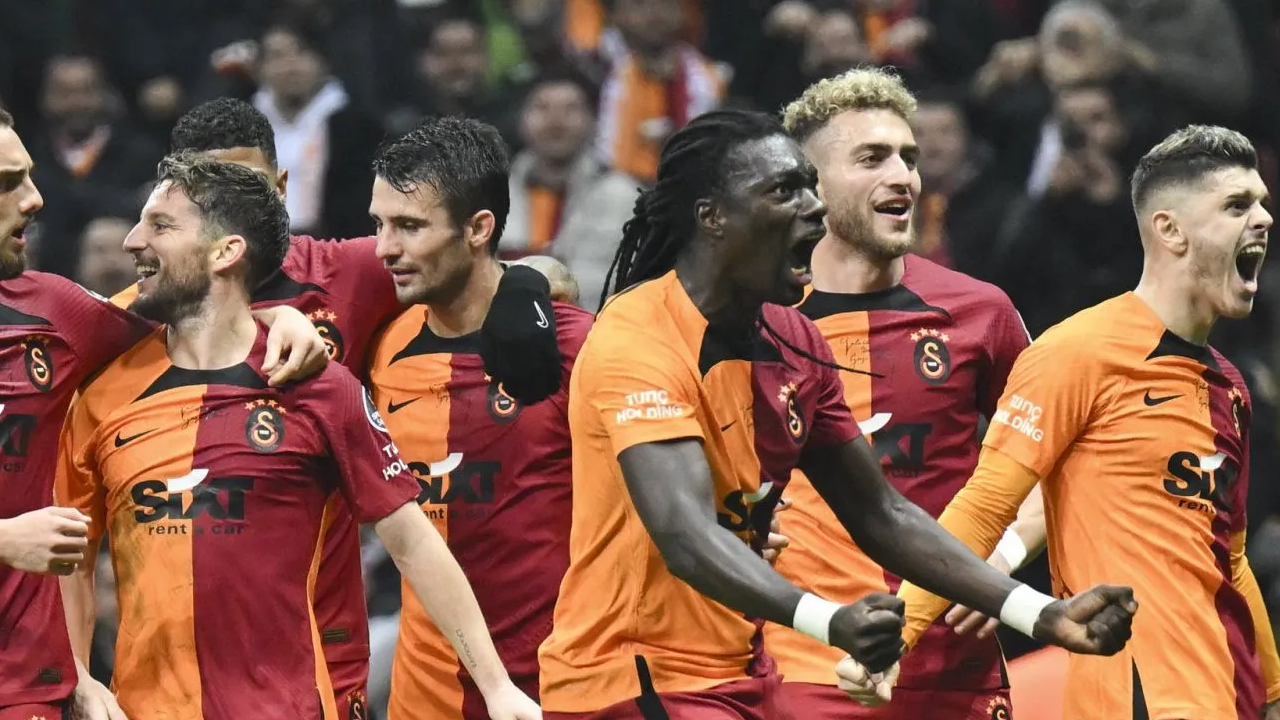 Galatasaray efsanesi futbolu bıraktı!
