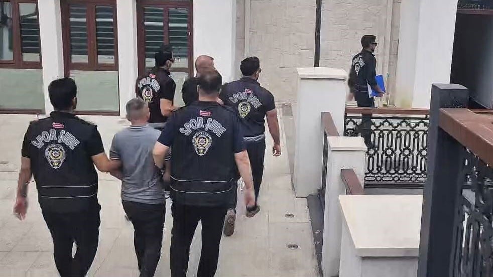 Galatasaray ihbar etti, emniyet tepelerine bindi! Karaborsa simsarı 3 kişiye gözaltı