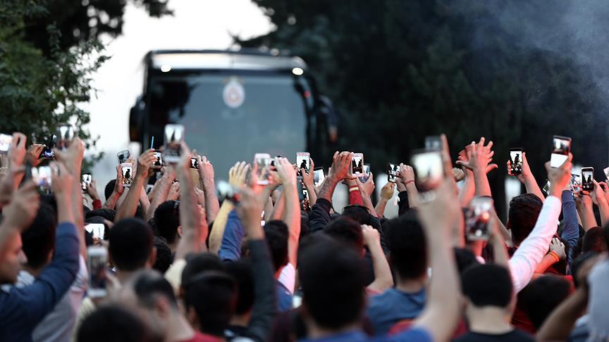 Galatasaray kafilesi Adana'ya geldi