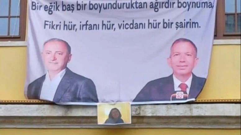 Galatasaray Lisesi’nde skandal pankart! Tutuklu isimler üzerinden provokasyon yapıldı!