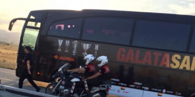 Galatasaray otübüsüne saldırı!