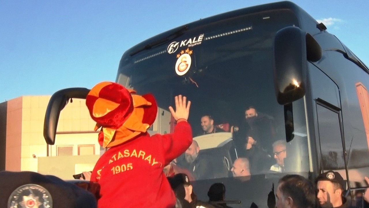 Galatasaray Samsun'da çiçeklerle karşılandı