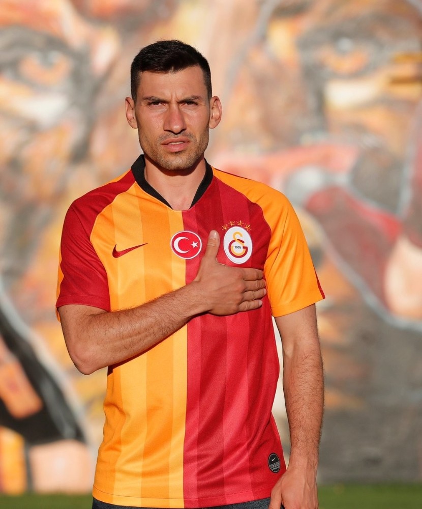 Galatasaray, Şener Özbayraklı ile 2 yıllık sözleşme imzaladı 