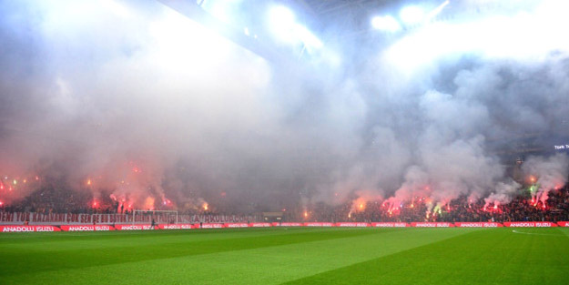 Galatasaray taraftarı, Beşiktaş derbisi öncesi Türk Telekom Stadyumuna akın etti
