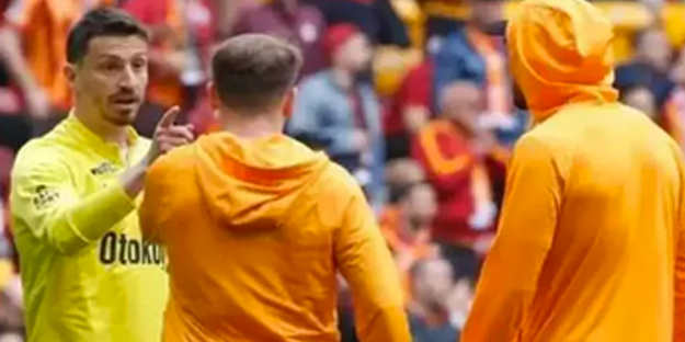 Galatasaray taraftarı iyiden iyiye şaşırdı! Mert Hakan için şok pankart! Geldiğimiz nokta korkutucu...