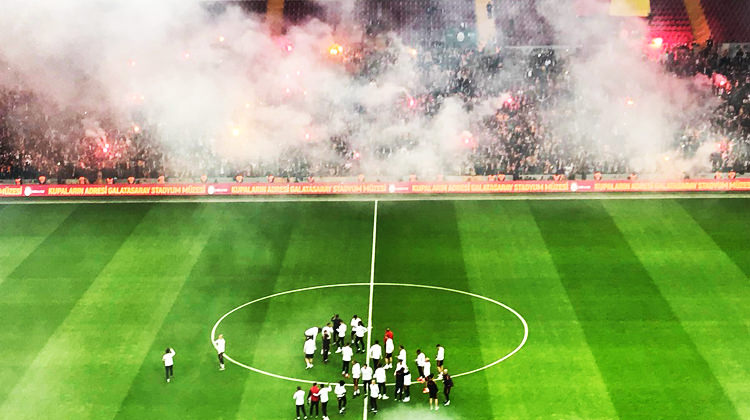 Galatasaray taraftarı stadyuma akın akın geliyor