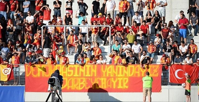 Galatasaray taraftarları Boys maçında darbeye tepki gösterdi