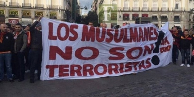 Galatasaray taraftarları Madrid'de bu pankartla gezdi