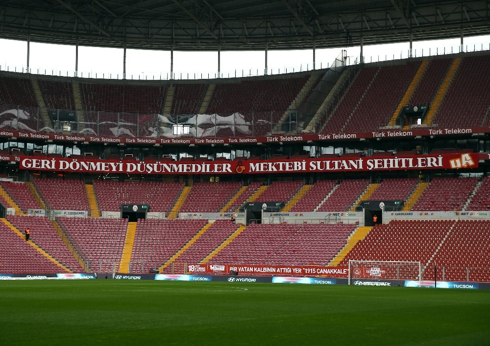Galatasaray taraftarlarından Çanakkale pankartları 