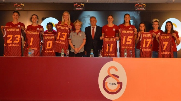 Galatasaray yeni transferlerini tanıttı