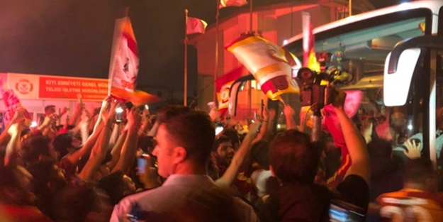 Şampiyon Galatasaray'a İstanbul'da coşkulu karşılama!