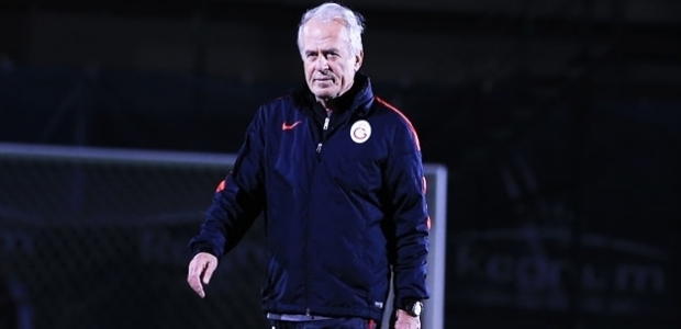 Galatasaray'da 4 futbolcu kadro dışında kaldı.