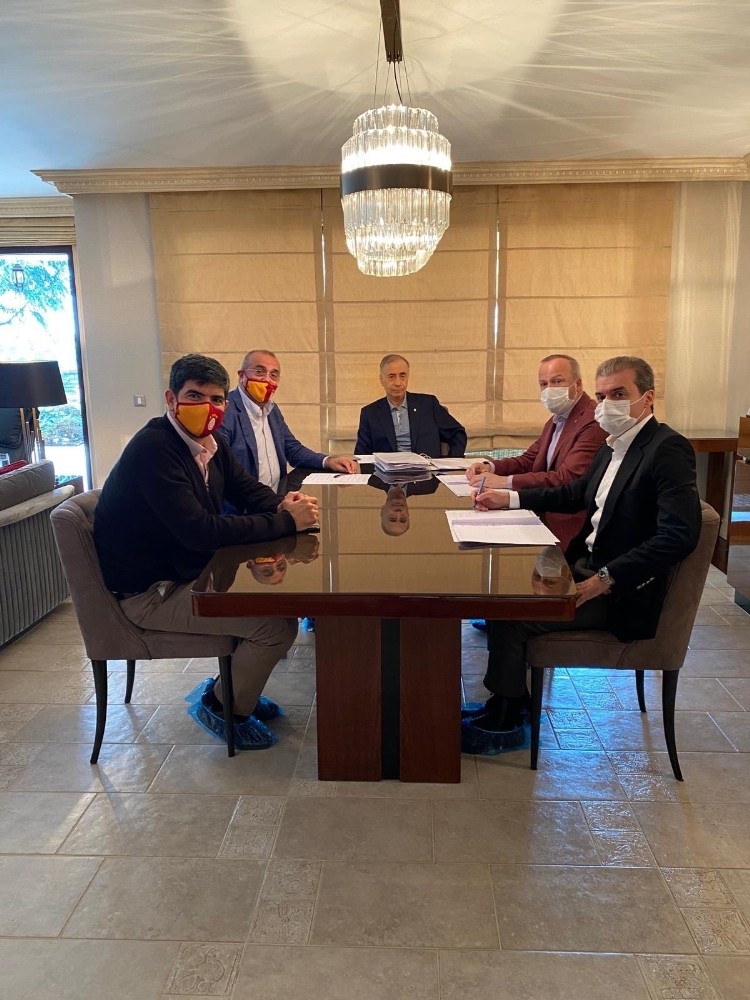 Galatasaray’da Başkan Cengiz’in evinde toplantı yapıldı 