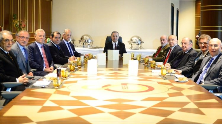 Galatasaray'da bütün başkanlar aynı masada toplandı!