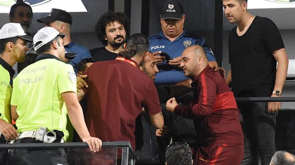 Galatasaray'da Hasan Şaş ile Necati Ateş taraftarla tartıştı