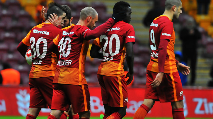 Galatasaray'da iki yıldızın menajeri İstanbul'a geldi