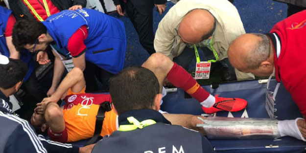 Galatasaray'da sakatlık depremi! Emre Akbaba'nın ayağı kırıldı