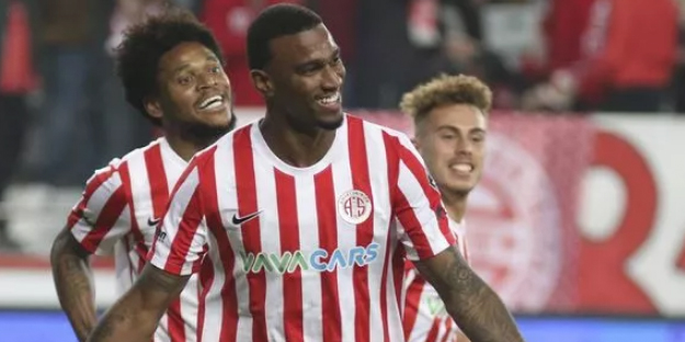 Galatasaray'dan maç öncesi transfer görüşmesi!