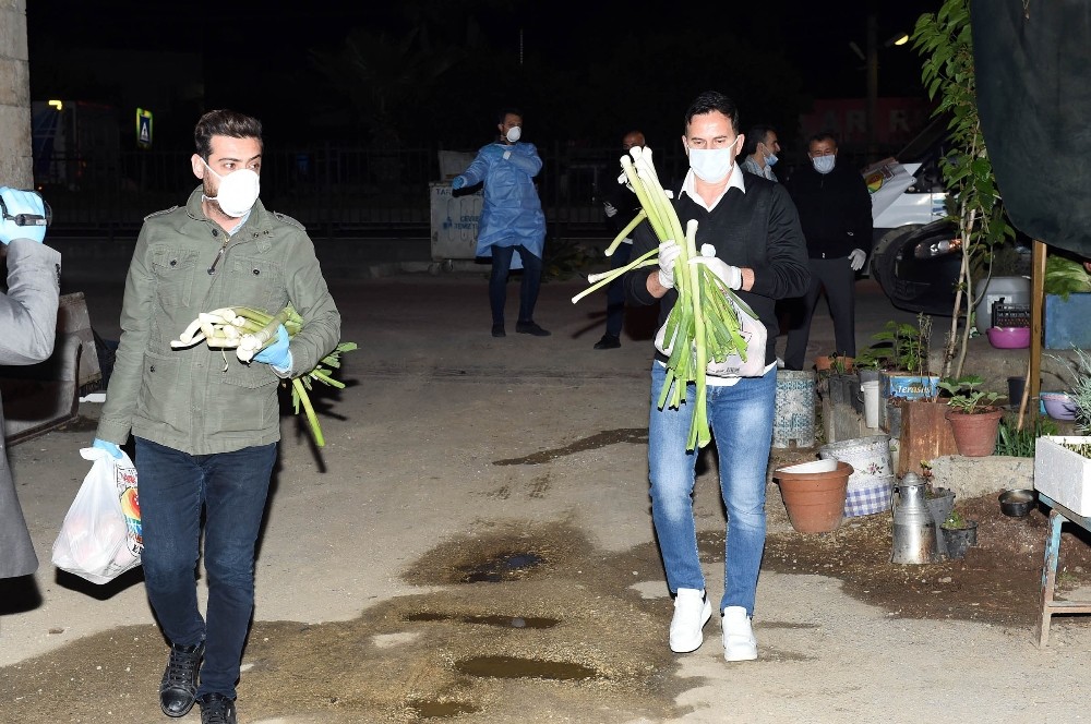 Galatasaray’ın efsanesi Ergün Penbe, Tarsus’ta gıda paketi dağıttı 