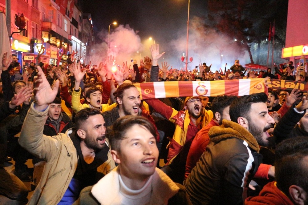 Galatasaray’ın galibiyeti Uşak’ta da coşkuyla kutlandı 
