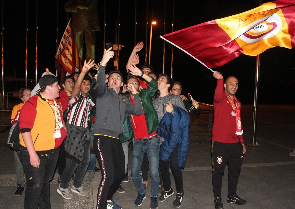 Galatasaray’ın galibiyetini turistler de kutladı 