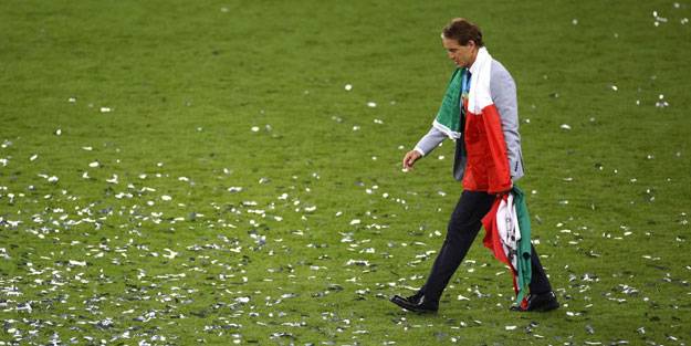 Galatasaray'ın kovduğu Mancini 53 yıl sonra İtalya'yı sevindirdi