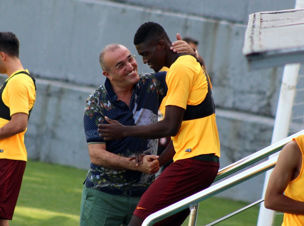 Galatasaray’ın yeni transferleri objektiflere böyle yansıdı 