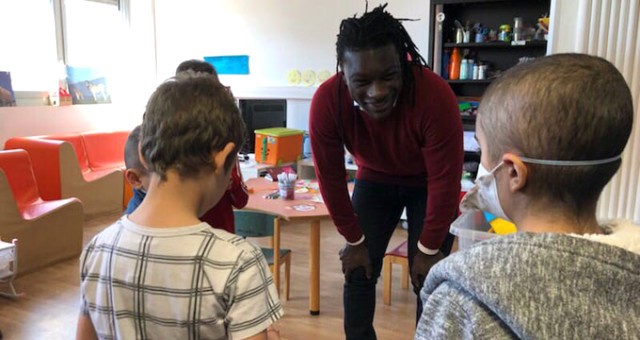 Galatasaray'ın yıldızı Gomis, lösemi çocukları ziyarette bulundu