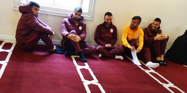 Galatasaraylı futbolcular cuma namazı kıldı