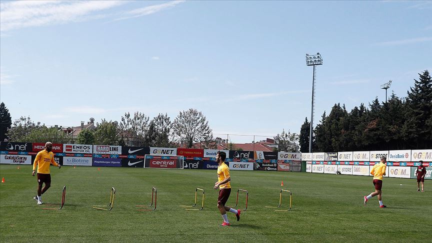 Galatasaraylı futbolcular sosyal mesafe ve hijyen kurallarına uyarak çalışıyor