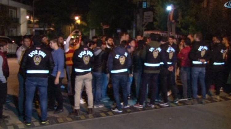 Galatasaraylı taraftarlar Florya'ya akın etti