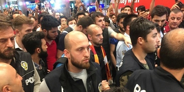 Galatasaraylı taraftarlar Sneijder'i coşkuyla karşıladı