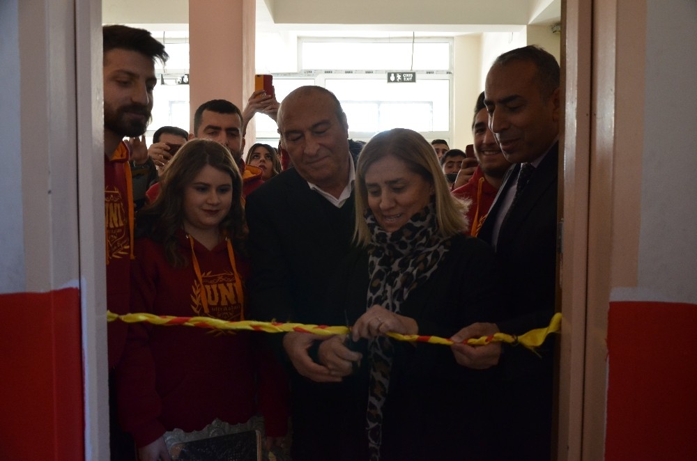 Galatasaraylı taraftarlar ’Talat Terim’ adına kütüphane açtı 