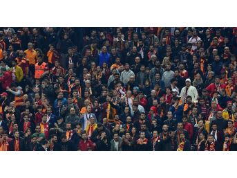 Galatasaraylı taraftarlardan ikinci yarı için alkış desteği